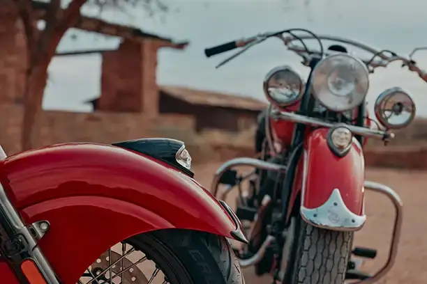 Der Indian Headdress auf dem vorderen Schutzblech, im Hintergrund eine alte Indian Motorcycle Chief