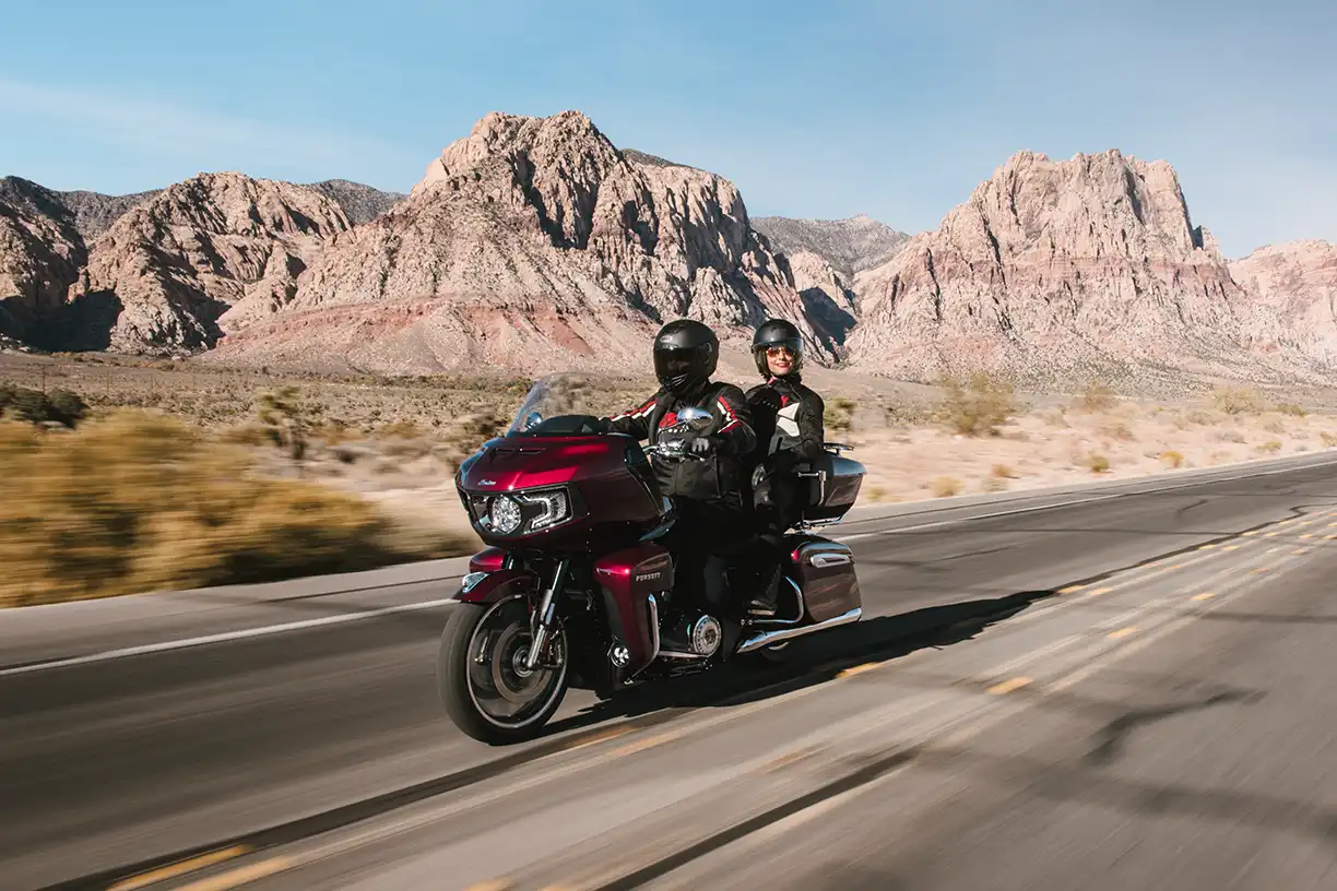 Zwei Personen fahren auf einer Indian Motorcycle Roadmaster PowerPlus 112 durch die USA