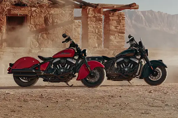 chief Vintage ind Indian motorcycle red steht vor einer Chief Vintage in der Farbe Black Metallic