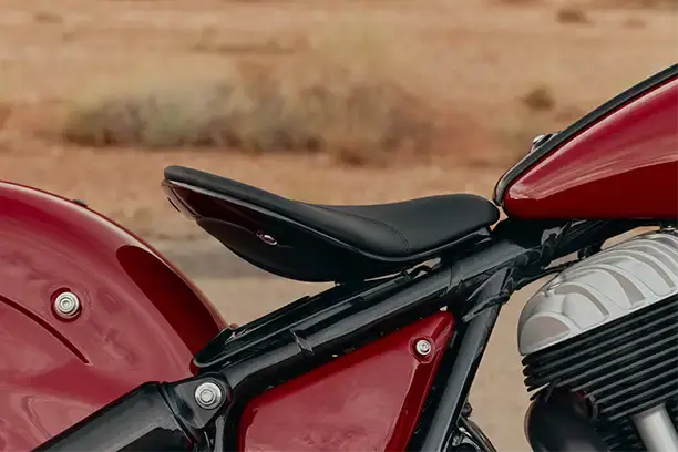 Detailaufnahme des neuen Schwingsattels der Chief von der Seite