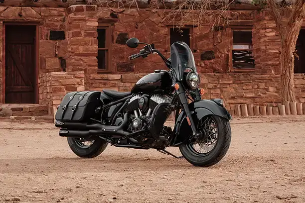 Chief Vintage in Black Metallic mit Windschutzschild und Highwaybars